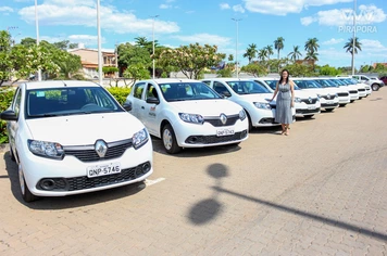 Prefeita Marcella entrega carros novos para Secretarias e Emutur