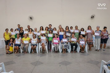 Idosos recebem certificados de Curso de Bordados e Artesanato