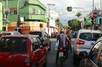 Novos semáforos ajudam no controle do trânsito em Pirapora