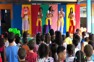 Volta às aulas em Pirapora com música e alegria