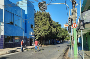 Prefeitura instala novas placas de sinalização do trânsito