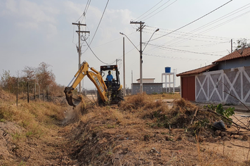 Prefeitura realiza limpeza em canal do bairro Primavera