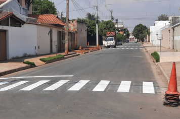 PREFEITURA REALIZA SINALIZAÇÃO DE VIAS NOS BAIRROS INDUSTRIAL E CINQUENTENÁRIO.