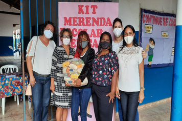 Alunos da rede municipal recebem da prefeitura kit da merenda escolar com produtos industrializados