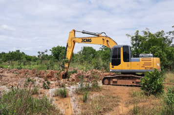 Prefeitura realiza desobstrução de canais para escoamento de águas pluviais
