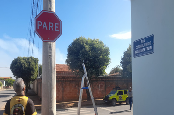 Prefeitura instala novas placas de sinalização de trânsito