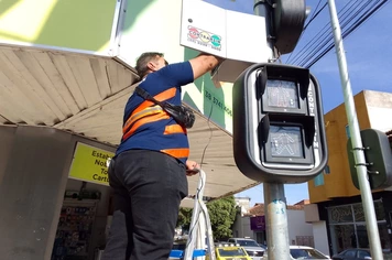 SUMUTRAN realiza manutenção em semáforo e instala sinalizações de trânsito