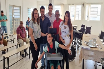 Prefeitura de Pirapora e Apae realizam a entrega de cadeiras de rodas
