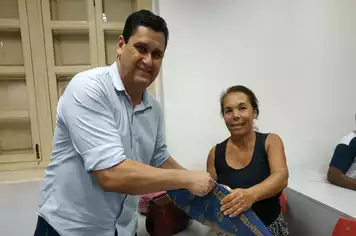 Agricultores recebem doação de sementes de feijão para plantio