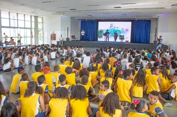 Prefeitura de Pirapora promove a participação de alunos e profissionais da Rede Municipal de Ensino na FLIPI