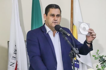 Vereadores recebem cópia integral de processo das mãos do prefeito Alex