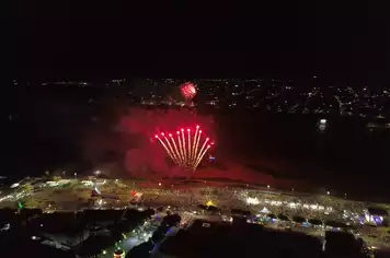 Shows musicais e pirotécnico atraíram multidão para o reveillon popular na Orla
