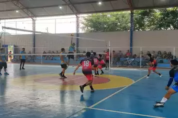 Triangular de vôlei agitou a quadra do Bairro São João