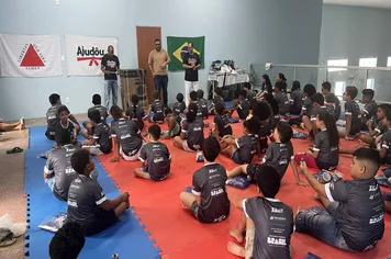 Projeto Mais Judô distribuiu 100 kits completos para jovens piraporenses