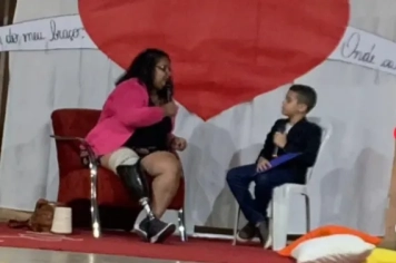 Escritora Ana Paula Dorásio recebe homenagem na Escola Mathilde Cordeiro