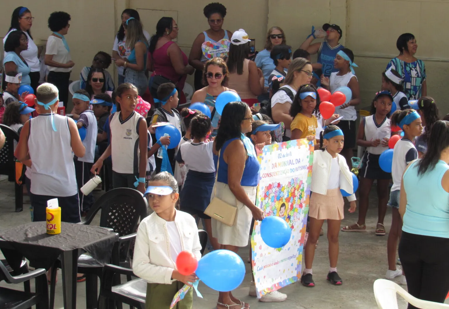 Escola Rui Barbosa promove mobilização em prol do autismo no Mercado Municipal