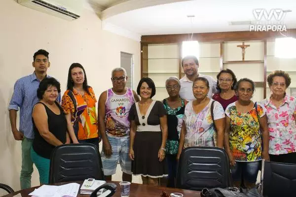 Prefeita recebe o grupo da melhor idade