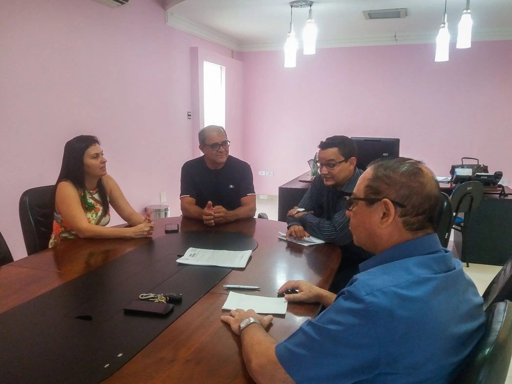 Prefeita Marcella realiza reunião com a equipe