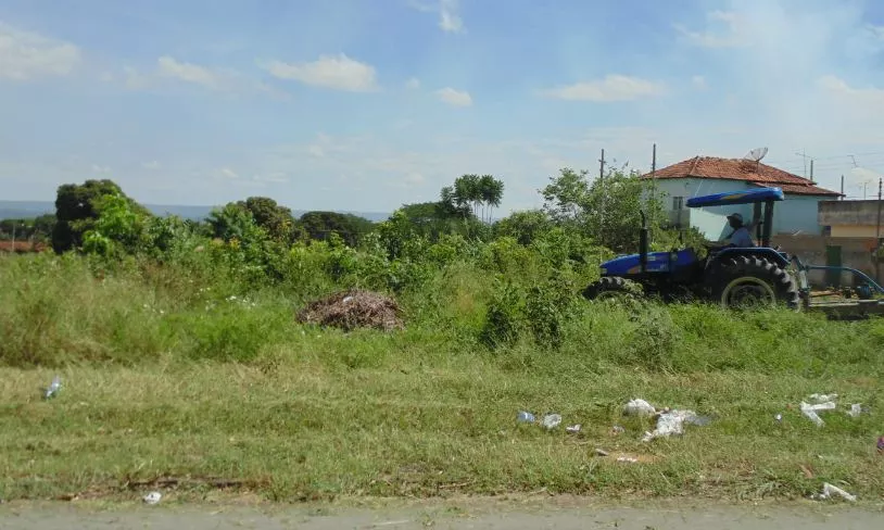 Secretaria notifica moradores com terrenos baldios irregulares