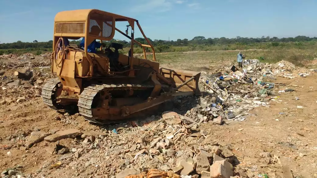 SAAE-Pirapora retira entulho na entrada da cidade