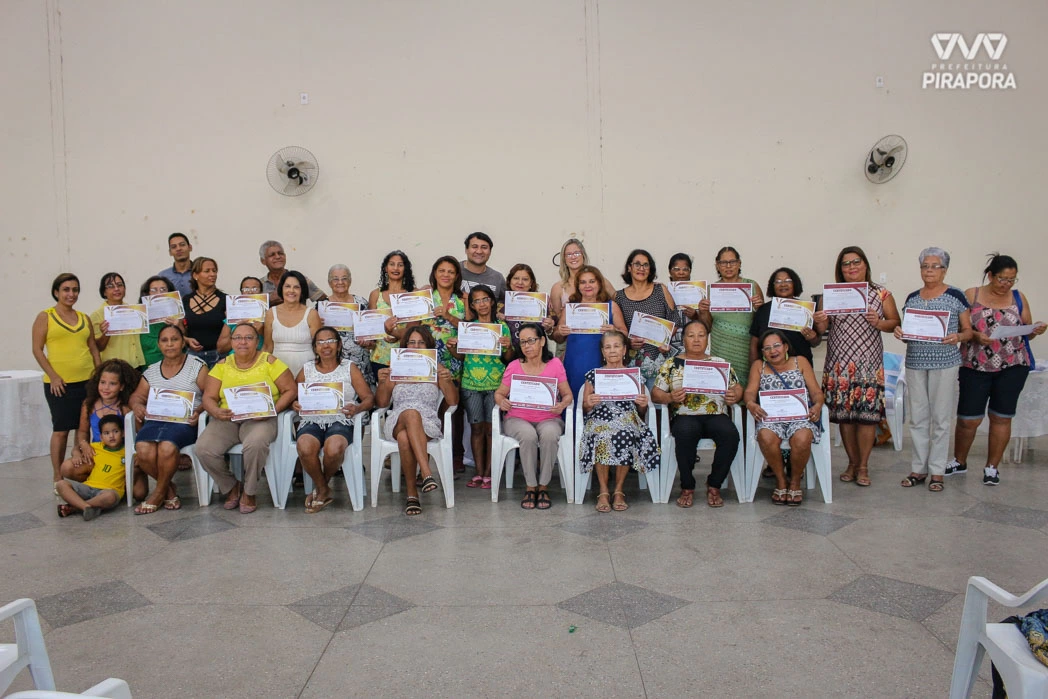 Idosos recebem certificados de Curso de Bordados e Artesanato