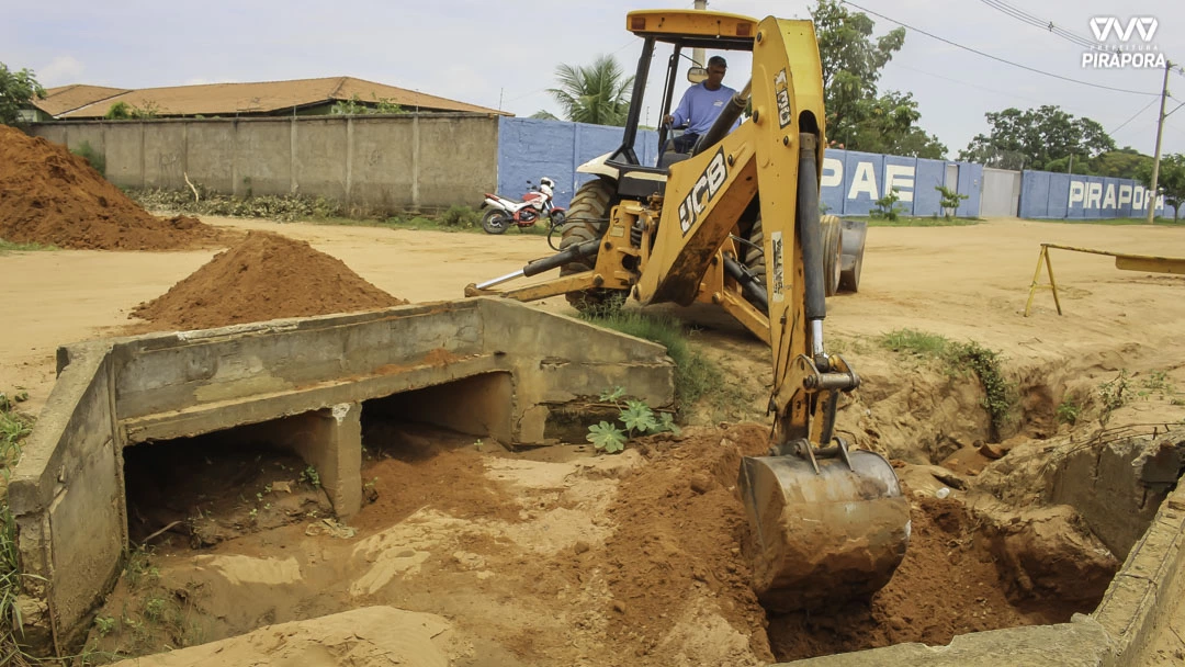 Prefeitura intensifica ações de limpeza nas vias públicas e em canal pluvial