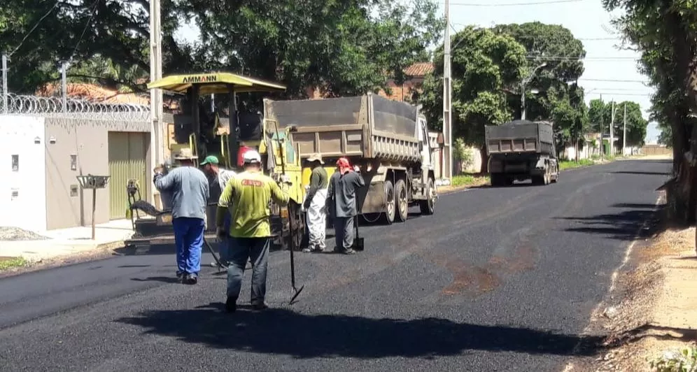 Prefeitura segue com obras de asfalto no Bairro Industrial