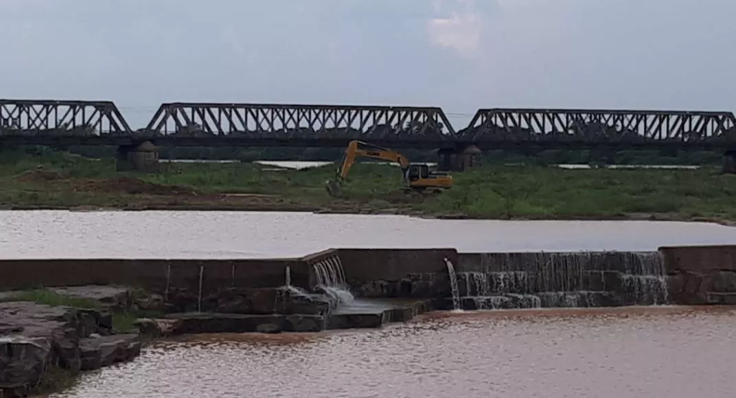 Prefeitura de Pirapora trabalha na limpeza do balneário das duchas