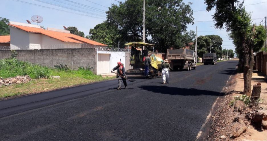 Prefeita Marcella projeta mais asfalto em Pirapora