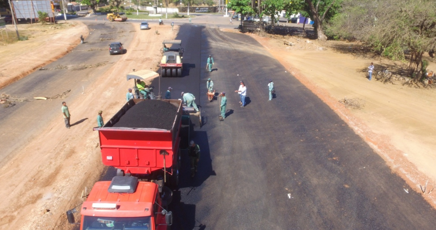 Avenida Benjamin Constant começa a receber aplicação de capa asfáltica