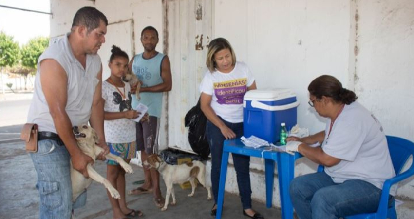 Campanha de vacina antirrábica imunizou centenas de cães e gatos no fim de semana