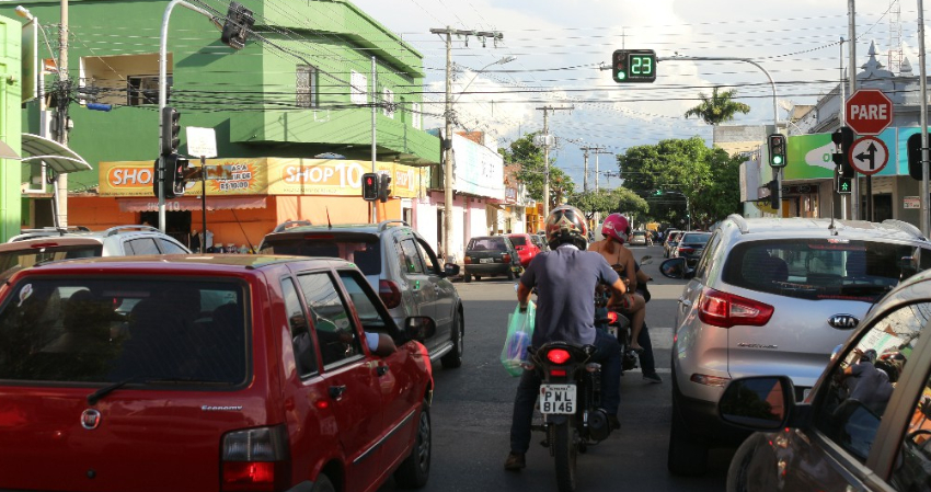 Novos semáforos ajudam no controle do trânsito em Pirapora