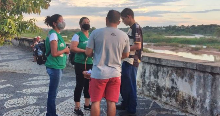 Orientação pela cidade com distribuição de máscaras