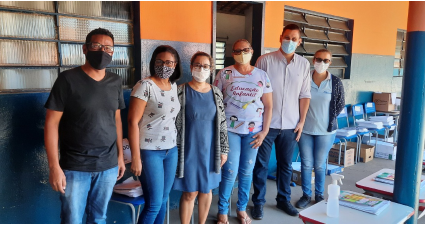 PREFEITO ACOMPANHA ENTREGA DOS KITS DA MERENDA ESCOLAR PARA ALUNOS DA REDE MUNICIPAL