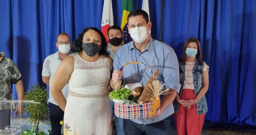 Reforma de escola, construção de quadra e pavimentação para o bairro Sagrada Família