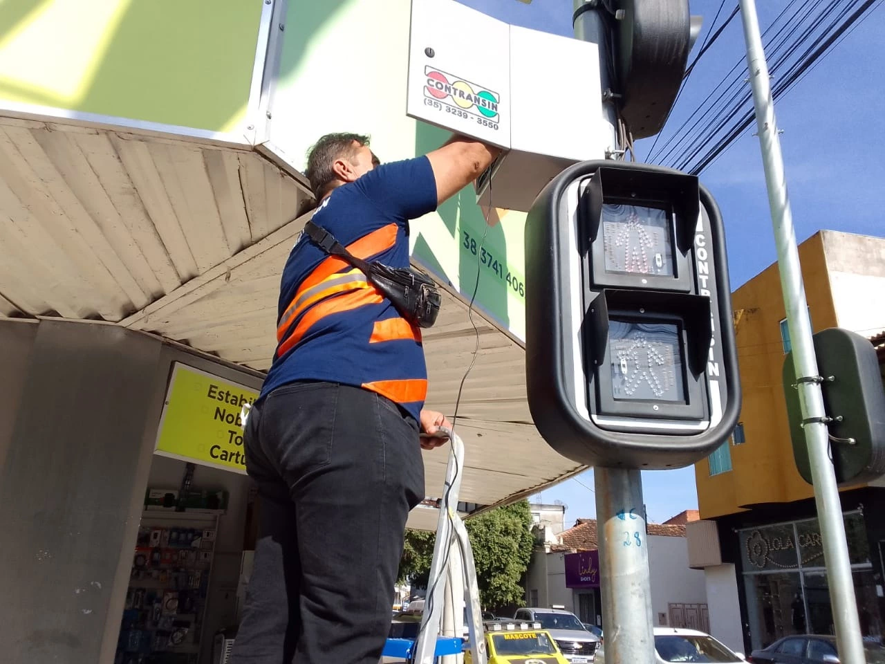 SUMUTRAN realiza manutenção em semáforo e instala sinalizações de trânsito