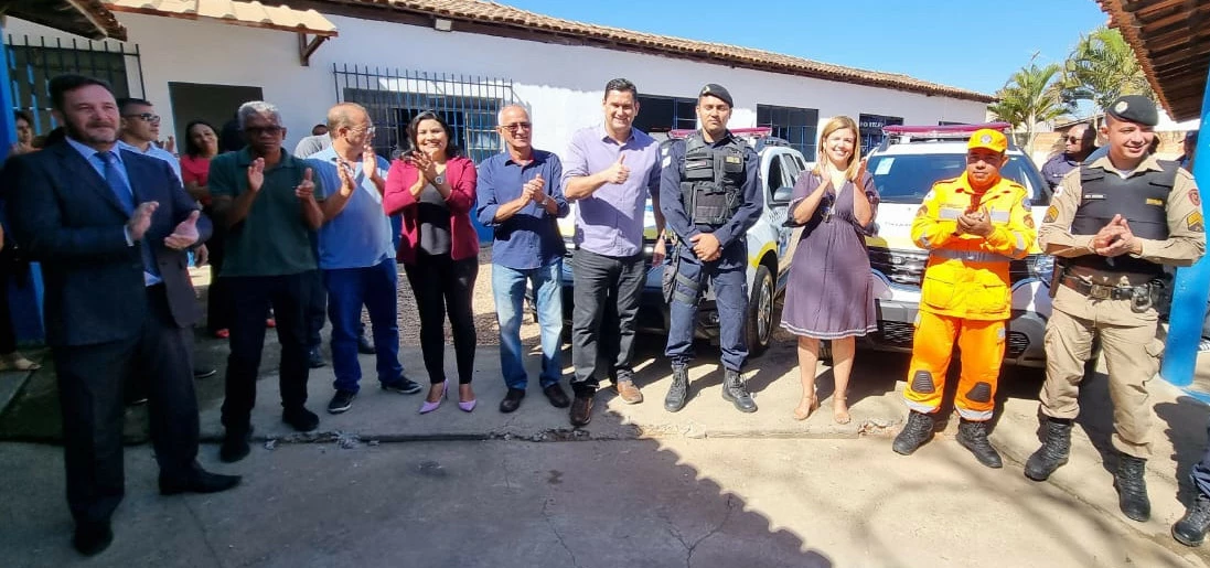 Prefeitura entrega duas viaturas novas para GCM