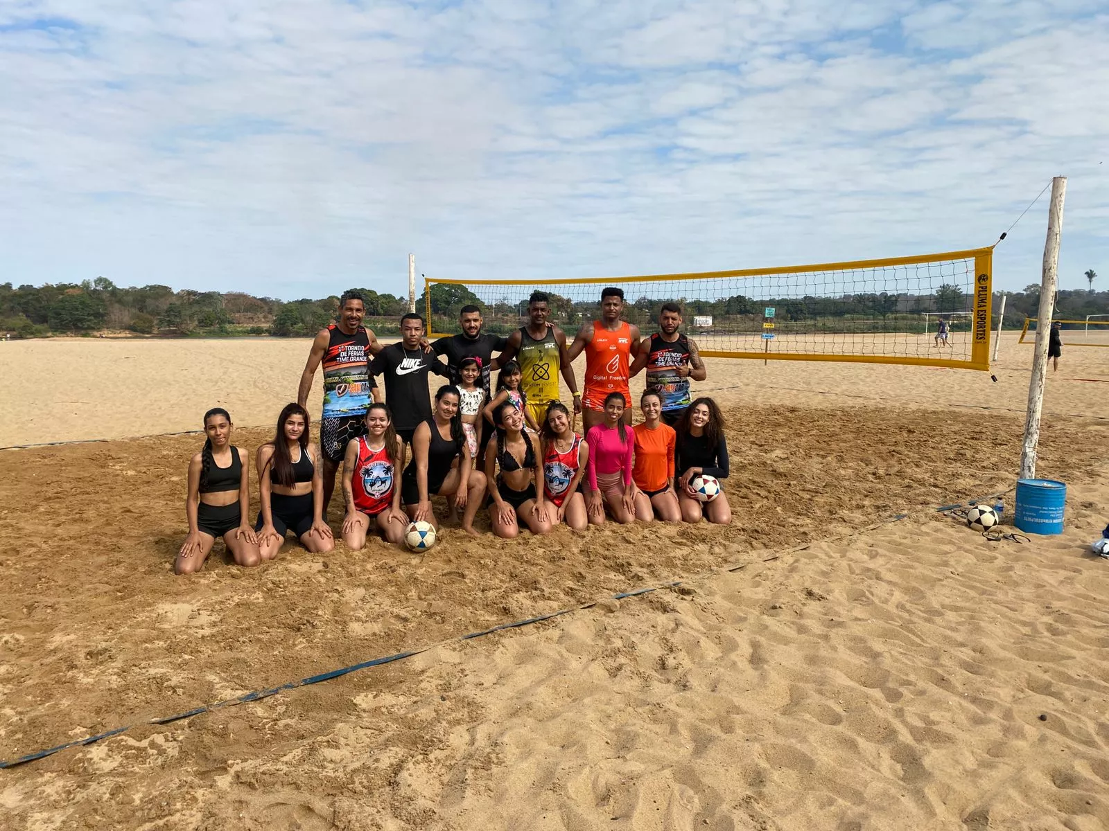 Jogos do Sol atrai dezenas de atletas para o futevôlei e hand beach