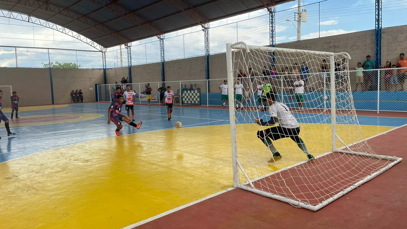 Revitalizada pela Prefeitura de Pirapora, quadra do bairro Santa Mariana encerra sua primeira competição