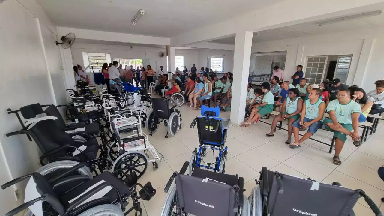 Prefeitura de Pirapora entrega mais cadeiras de rodas para os assistidos da APAE