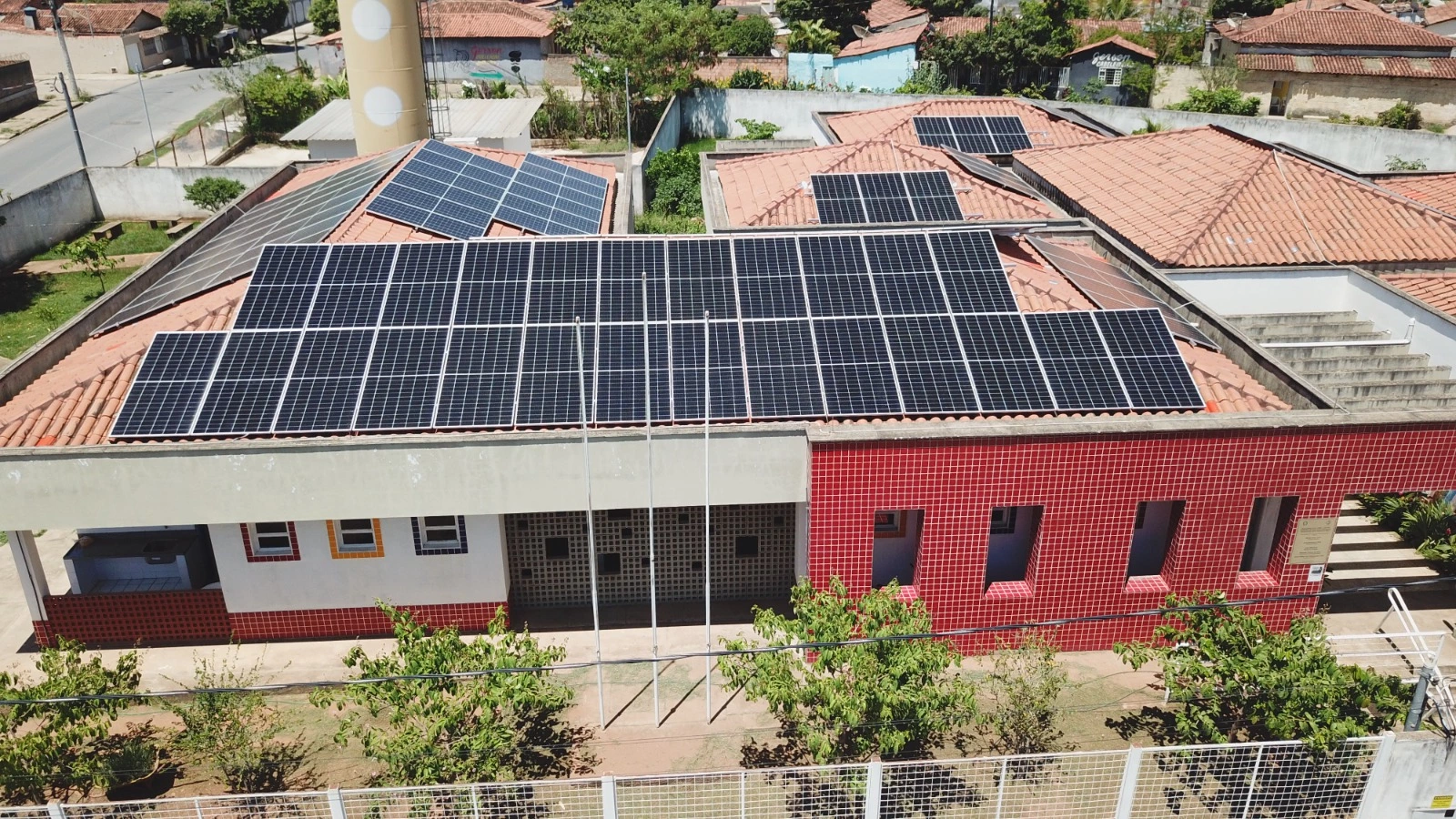 Prefeitura de Pirapora investe mais de R$ 2.500.000,00 em usinas fotovoltaicas para unidades da Rede de Ensino