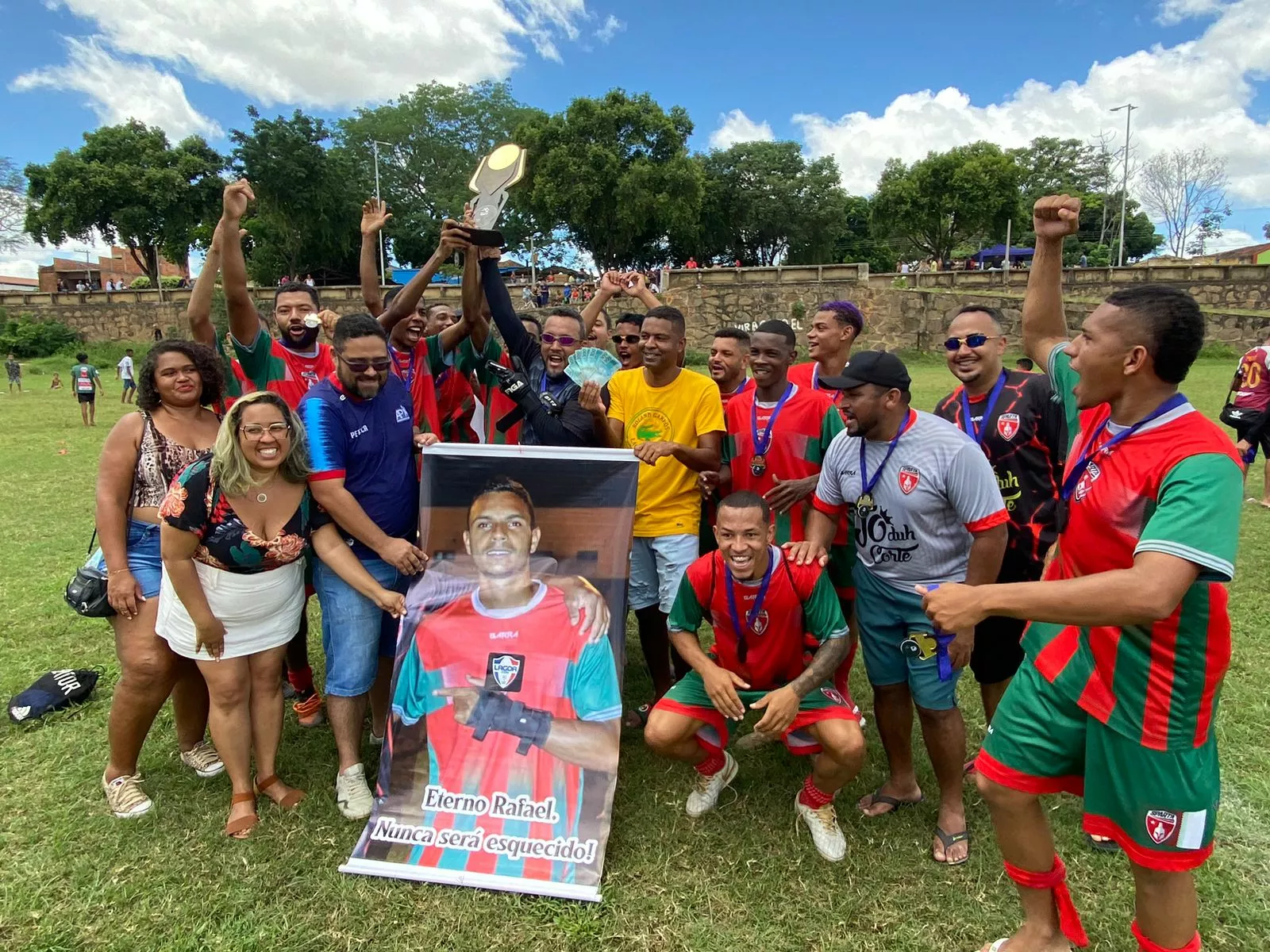Prefeitura de Pirapora entrega premiação para finalistas da Copa Medeiros de Futebol Society