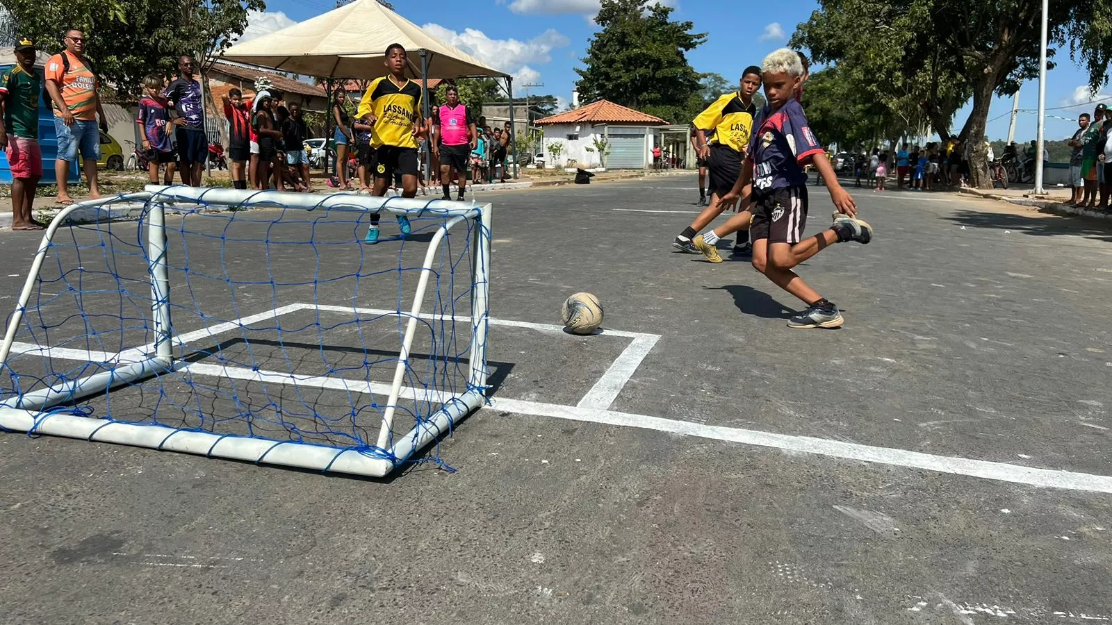 Disputa de golzinho de rua para jovens atletas agitou o Bairro Aparecida