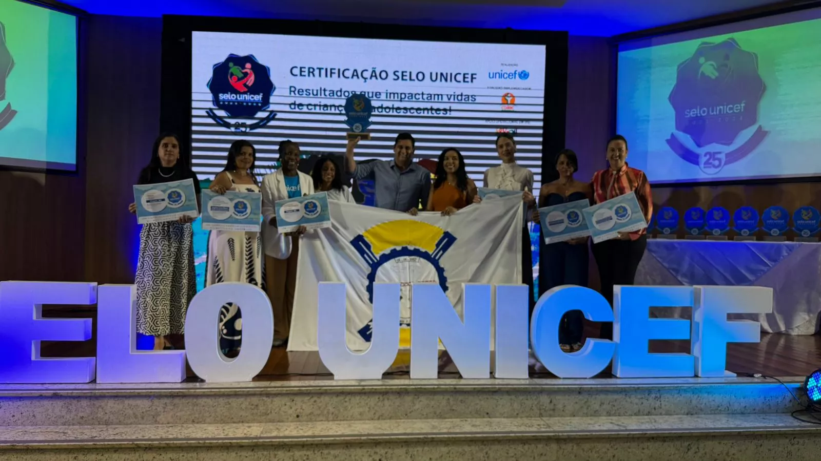 Prefeito Alex Cesar recebe o certificado do Selo UNICEF