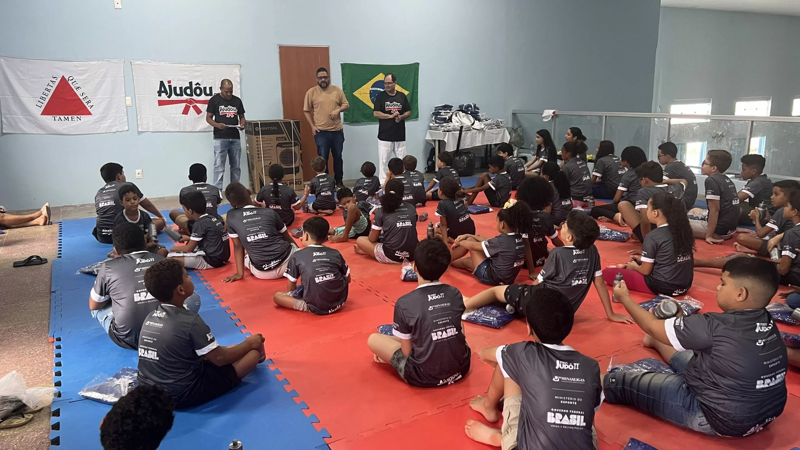 Projeto Mais Judô distribuiu 100 kits completos para jovens piraporenses