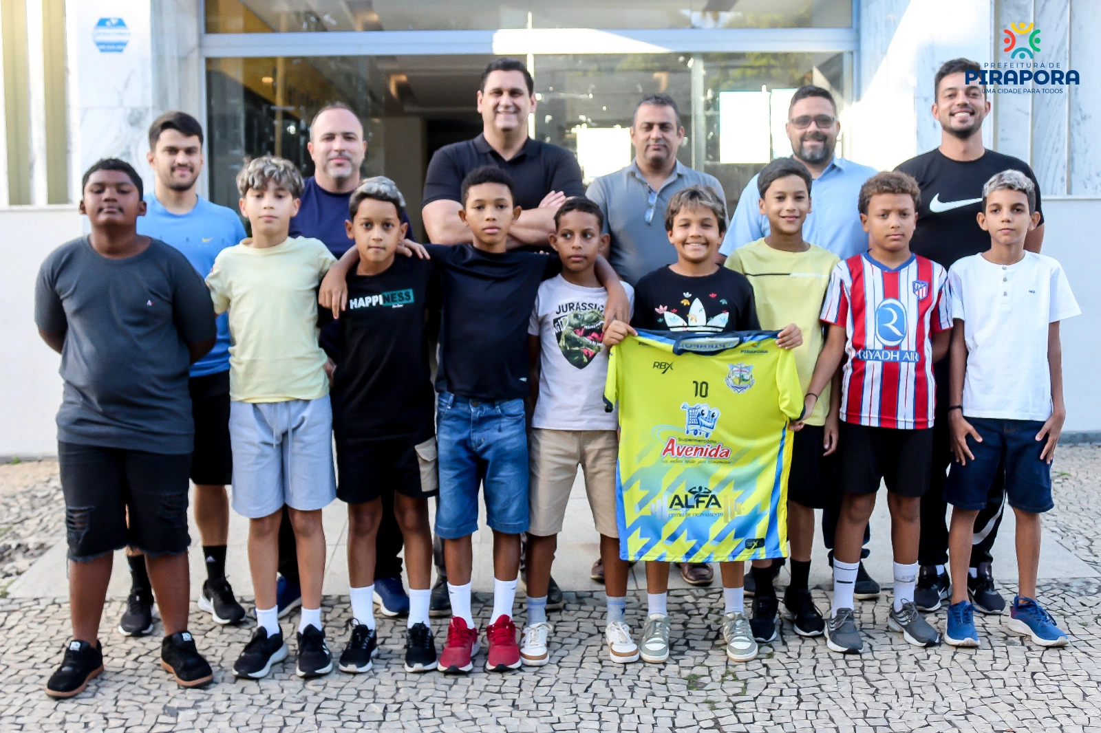 Pronta para a disputa do Campeonato Mineiro, delegação Sub 11 do futsal de Pirapora foi recepcionada no gabinete do prefeito