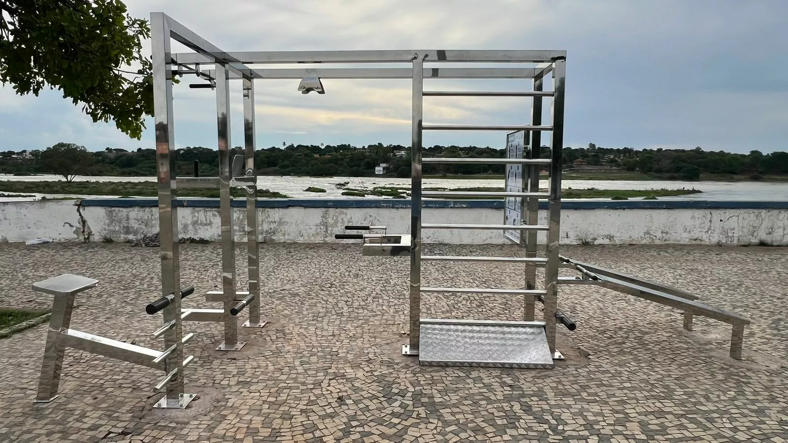 Prefeitura de Pirapora amplia espaços de saúde e bem-estar com instalação de novas academias ao ar livre
