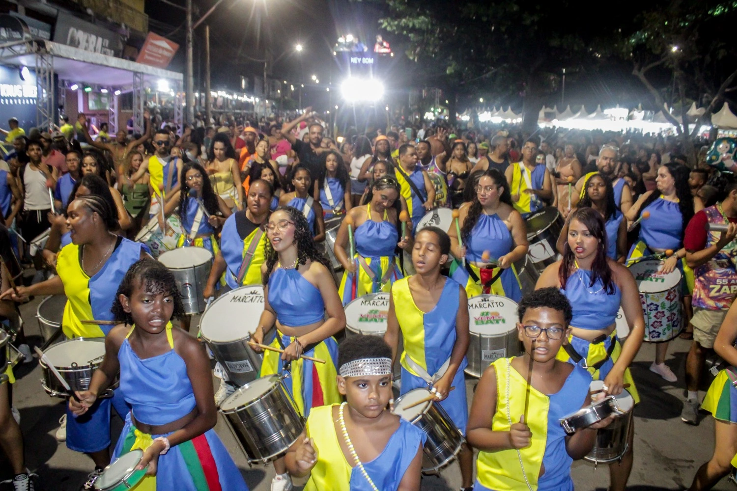 Domingo do Pirafolia 2026 teve show inédito do Akatu e exigiu muita energia para acompanhar os blocos e o trio elétrico