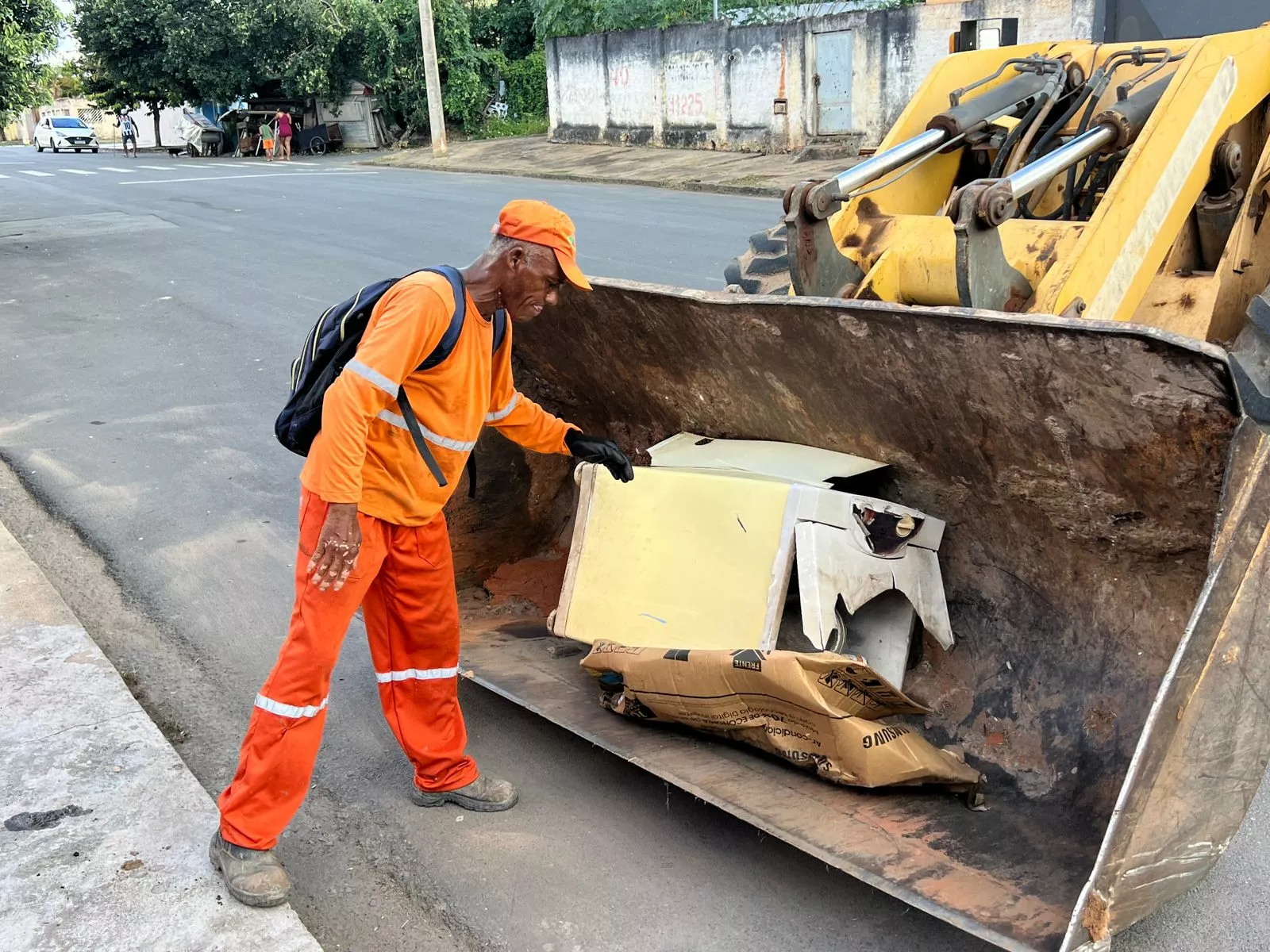 Operação Bota Fora reforça limpeza urbana no bairro Aparecida