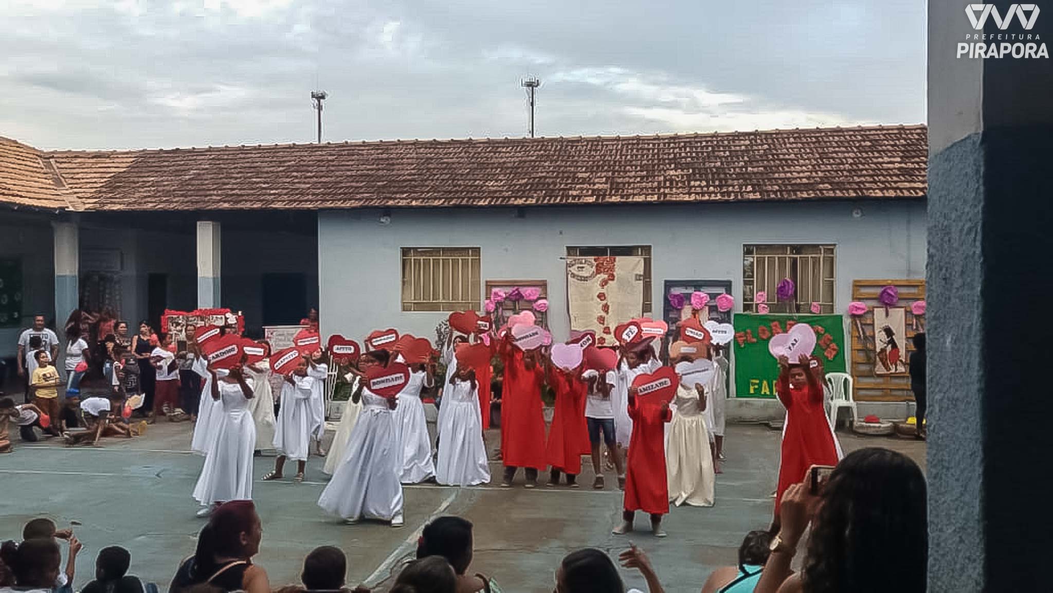 Escola Municipal Rui Barbosa comemora: Florescer em Família